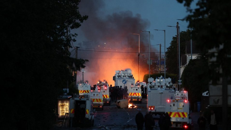 Kamenicama i Molotovljevim koktelima na policiju, koja je uzvratila vodenim topovima: Nasilje na ulicama Belfasta drugu noć zaredom – Svet