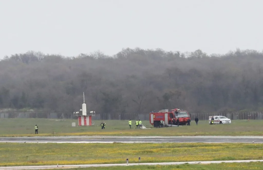 Drama na aerodromu u Frankfurtu: Parkirani avion se srušio na pistu zbog proklizavanja točka, povređeno nekoliko članova posade VIDEO