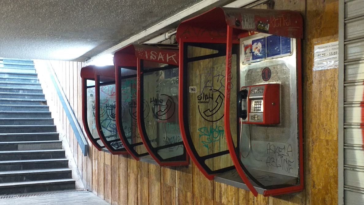 Halo, ima li signala: Da li rade i koristi li neko crvene telefonske govornice? – Društvo
