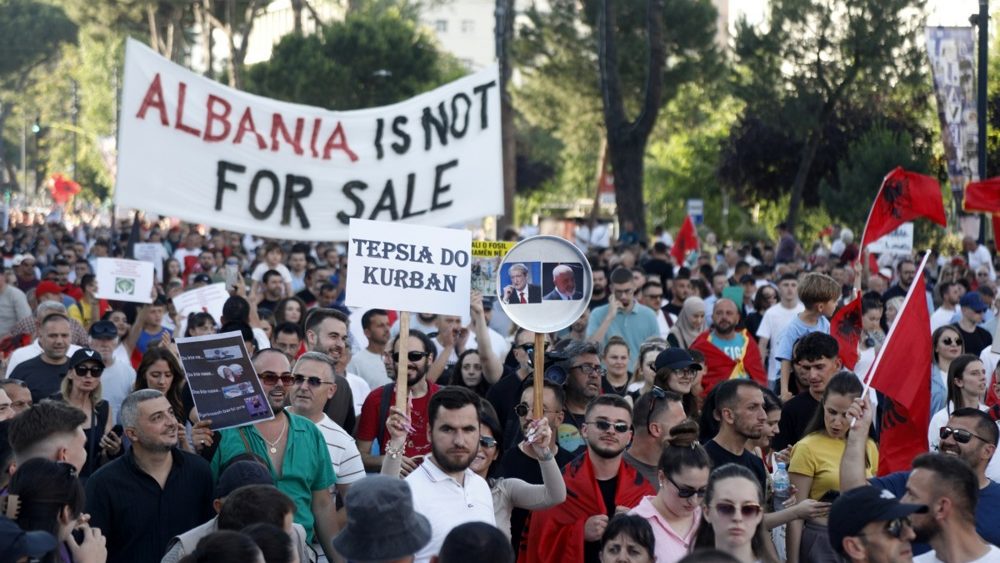Organizacije za slobodu medija zabrinute: Novinari u Albaniji izloženi policijskim opstrukcijama i napadima tokom protesta protiv Kušnerovog projekta – Region