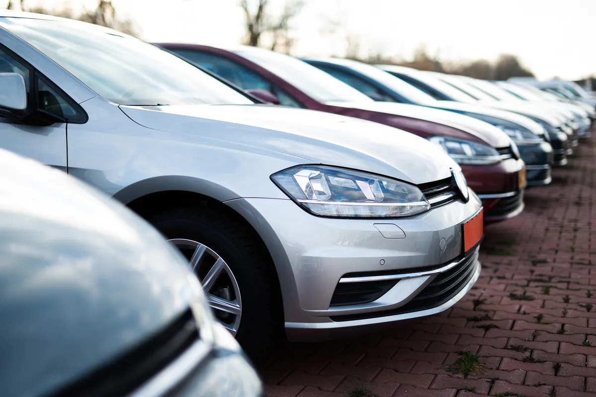 Pojeftinili polovni automobili, a ovo su tri najvažnija saveta za kupovinu