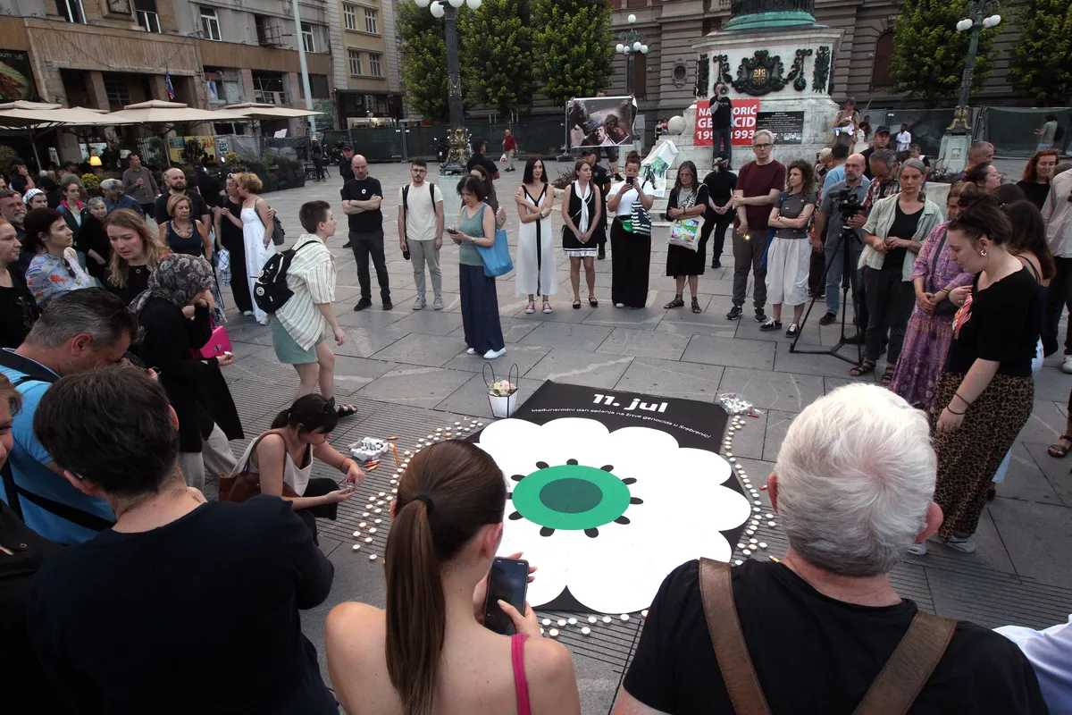 U centru Beograda upaljene sveće za žrtve genocida u Srebrenici: Manja grupa negodovala zbog skupa