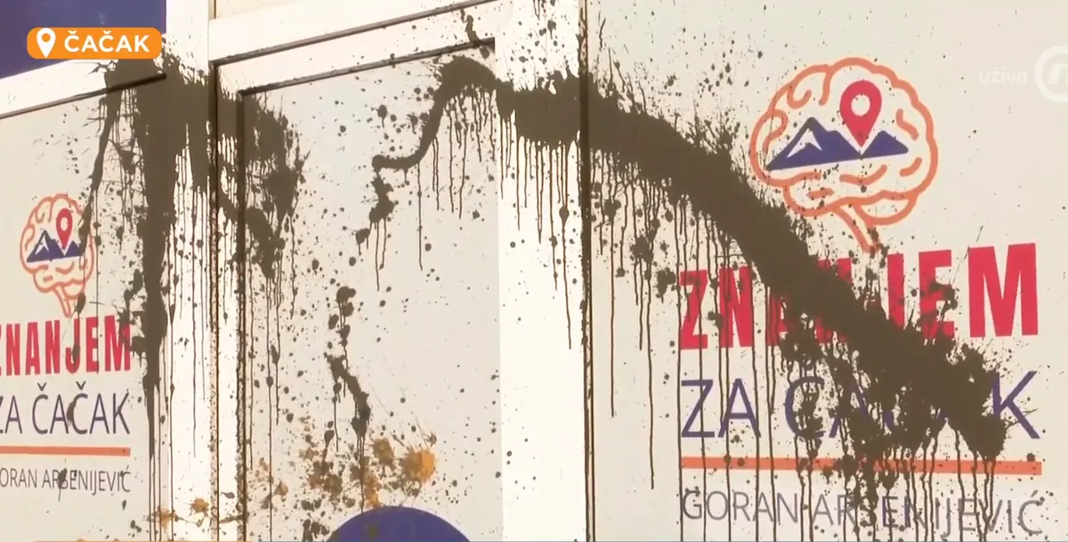 Vandalizovane prostorije Udruženja građana u Čačku: Isprskan i transparent „Studenti pobeđuju“