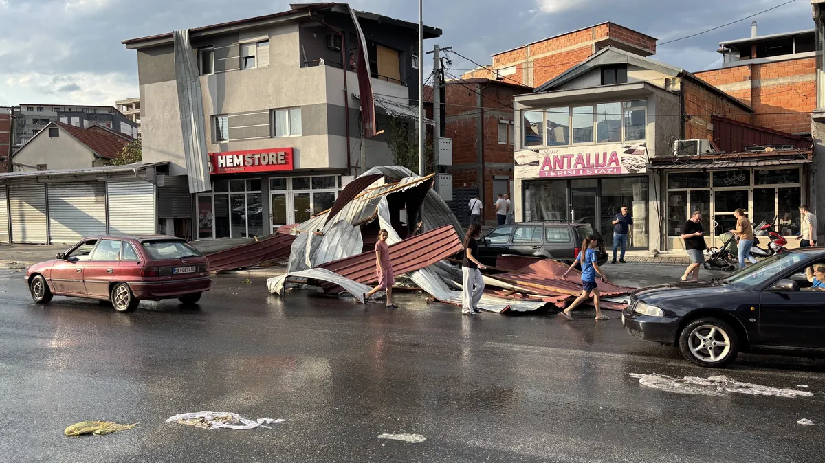 U jakom nevremenu u Skoplju povređeno 15 osoba: Pričinjena velika šteta (FOTO, VIDEO)