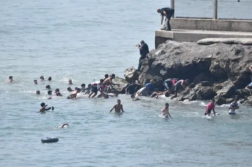 FOTO, VIDEO Haos na granici: Hiljade Marokanaca upale u špansku Seutu, traži se vanredno stanje i vojska