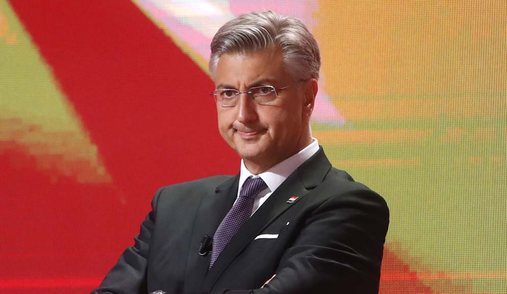Plenkovića pitali o tome zašto je u Parizu stajao iza Vučića, ovako je odgovorio – Region
