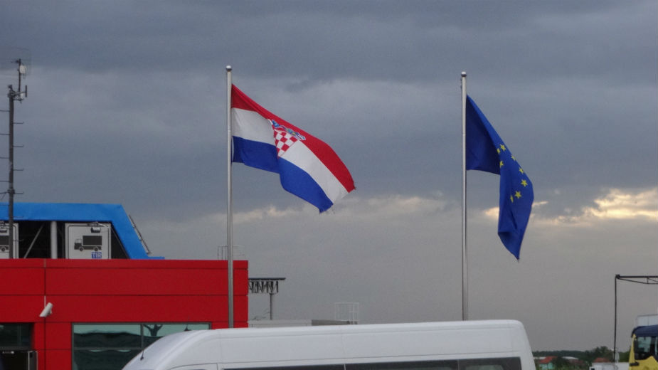 Zbog problema na graničnom prelazu sa Hrvatskom, meštani dva sela blokirali put