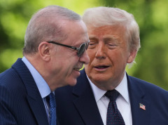Erdogan poklonio Trampu poseban pozlaćeni revolver tokom samita NATO-a