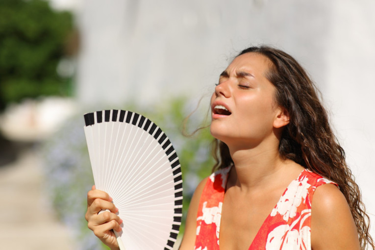 Izbegavajte ih kad temperature pređu 30 stepeni: Tri namirnice pojačavaju znojenje i dodatno iscrpljuju telo tokom vrućina