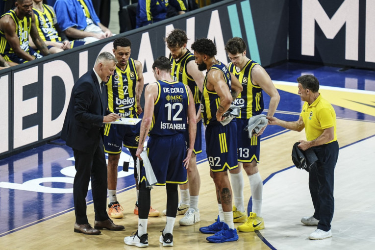 Stigao je centar! Fener predstavio Amerikanca (FOTO)