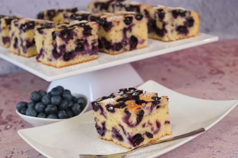 Recept dana: Osvežavajući kolač sa borovnicama koji će postati vaš omiljeni desert ovog leta