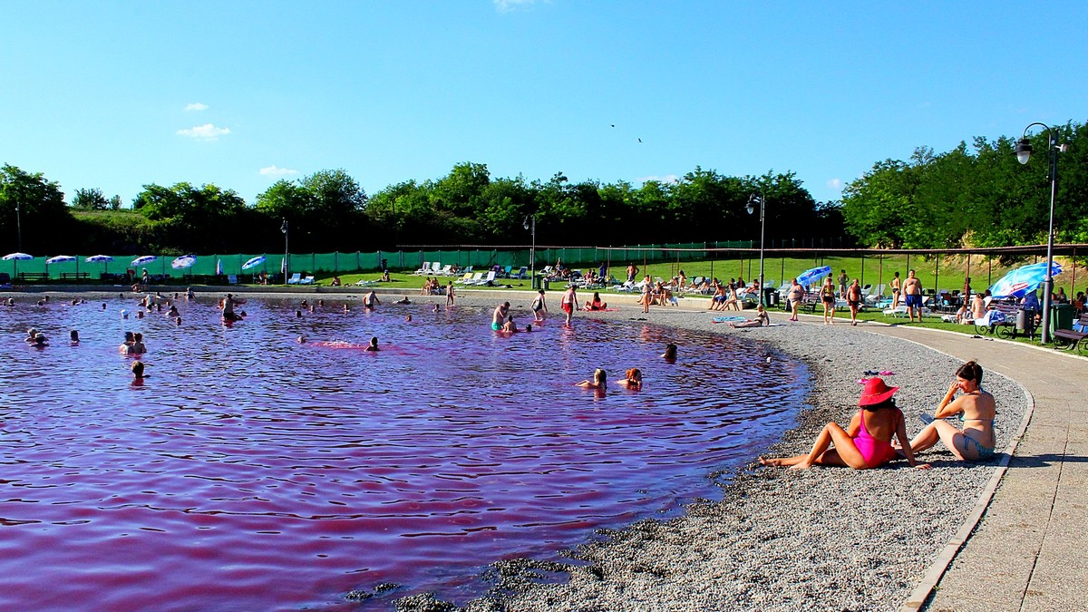 Pačir banja i čudnovato jezero roze-ljubičaste boje: Smeštaj, cene i lekovitost