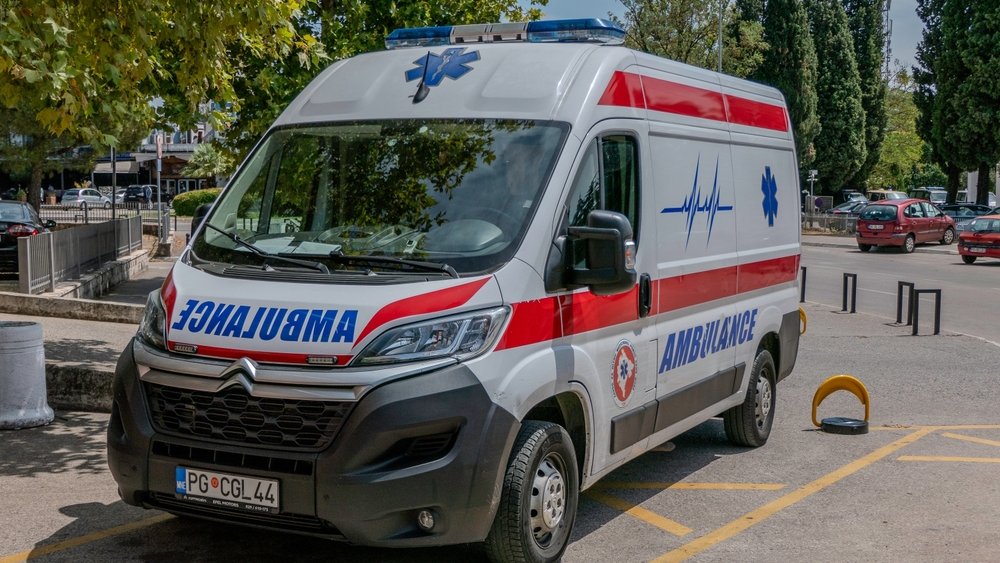 Udes na putu Kotor-Nikšić: Stradala devojka, 16 povređeno, putnici su državljani Srbije – Region