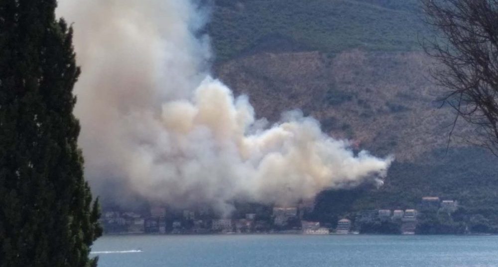 Vatra se približila kućama i crkvi: Borba sa požarom u Herceg Novom trajala cele noći – Region