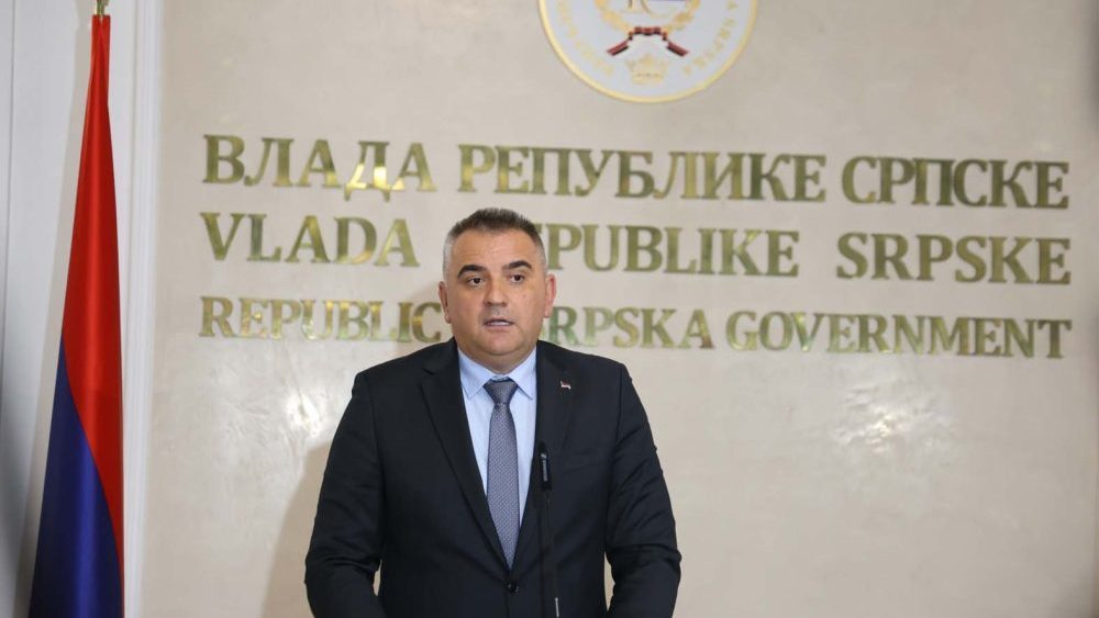 Premijer entiteta RS Savo Minić odao počast haškom osuđeniku: Sa bine poruke „Svi smo mi Ratko Mladić“ – Region