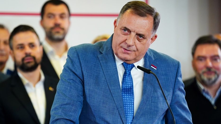 Izveštaj o monitoringu predizbornih aktivnosti u BiH: Dodik u kampanji sa službenim helikopterom, sankcije CIK-a izostaju – Region
