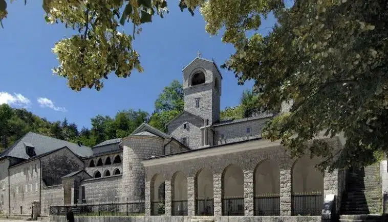 Mitropolija crnogorsko-primorska se oglasila povodom Vučićevih izjava o SPC u Crnoj Gori i litijama – Region