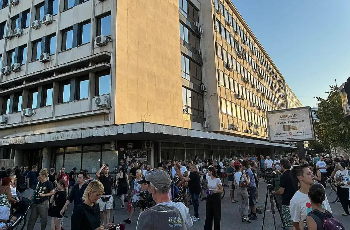 Novosađani počeli da se okupljaju ispred Banovine: Godinu dana od sukoba naprednjaka i policije sa građanima
