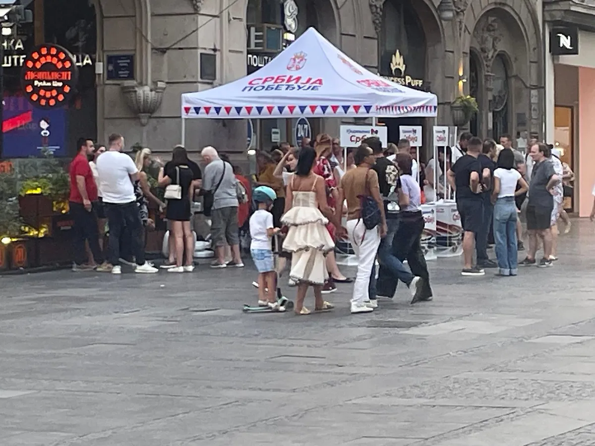 SNS pristalice postavile štand na mestu na kojem su studenti planirali da razgovaraju sa građanima