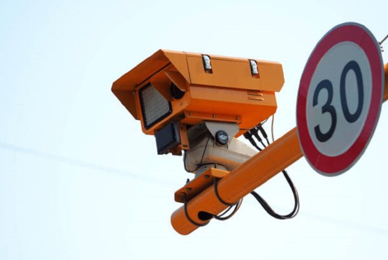 Stiže kraj prebrzoj vožnji? Auto će sam usporavati?