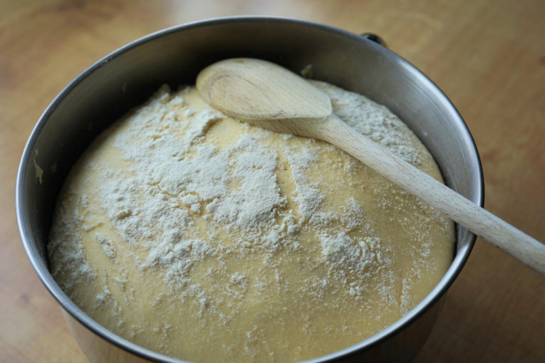 Recept za univerzalno testo: Poslužiće za najukusnije piroške, mekike, picu, ali i krofne (VIDEO)