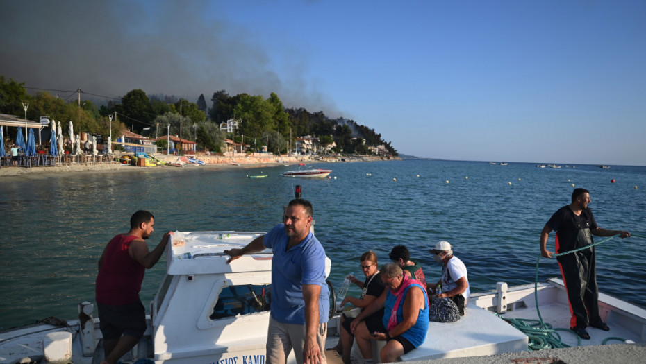 Evakuišu turiste iz letovališta Siviri