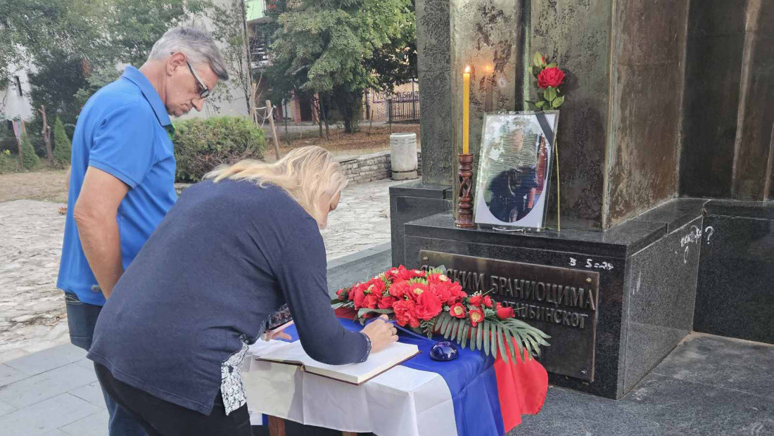 Građani se opraštaju od Mladića: Knjige žalosti širom RS