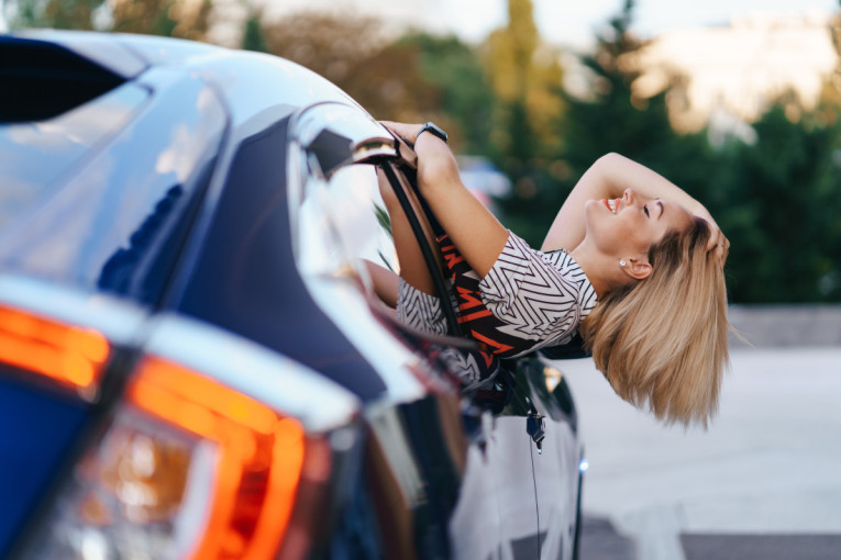 Auto vam se usijao na suncu? Trik od samo 15 sekundi izbaciće vreli vazduh pre nego što uključite klimu
