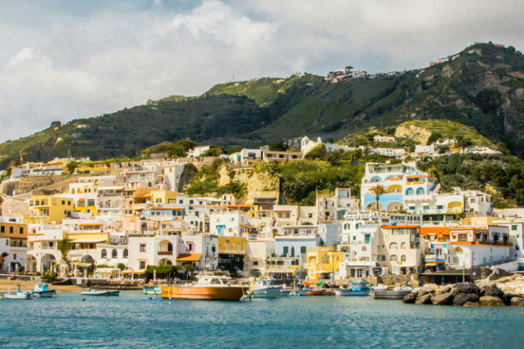 Svi idu na Kapri, a ovo italijansko ostrvo nudi sličan mediteranski šarm: Čekaju vas termalni izvori, prelepe plaže i vrhunska hrana (FOTO)