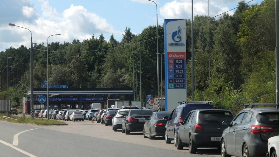 Nema benzina na pumpama Gasproma u Moskvi: Ograničenja nakon ukrajinskog napada na rafineriju – Svet
