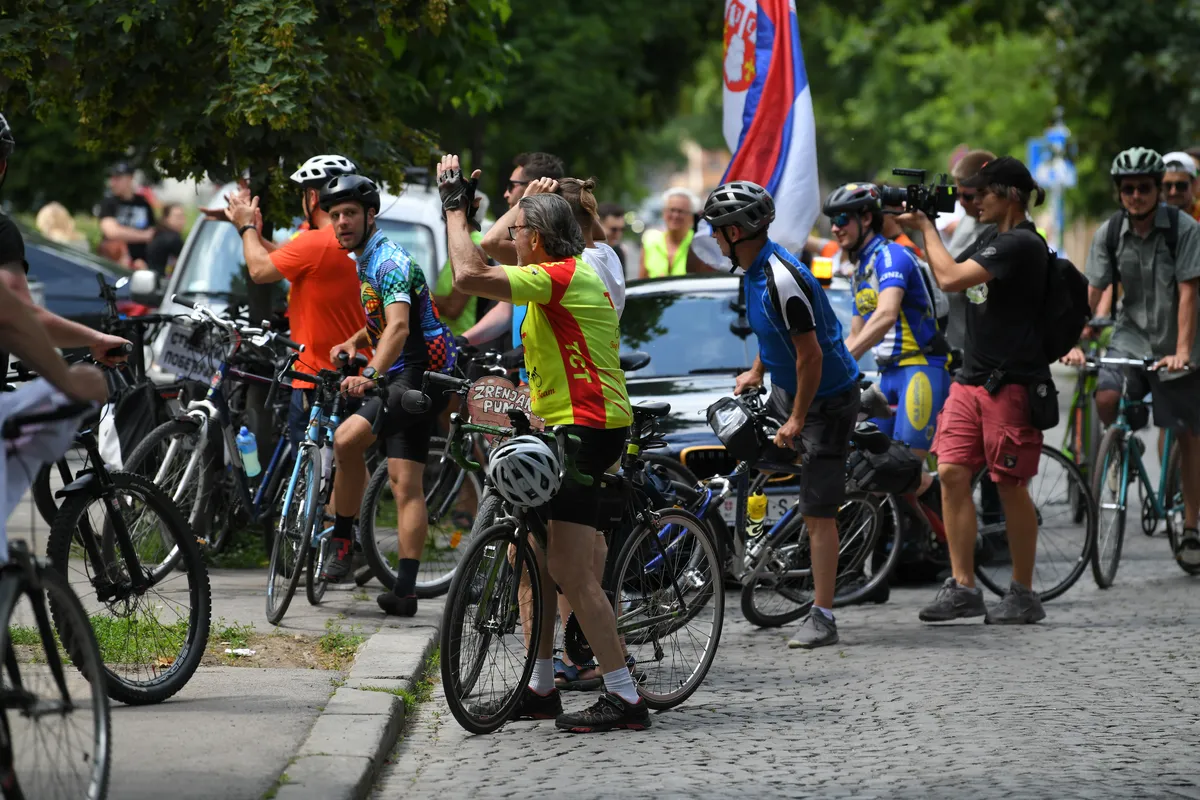 Studenti pedaliraju do Zrenjanina gde ih večeras dočekuju građani: Od Sečnja im se u vožnji pridružuje Ilija Srdanović, prvi na Studentskoj listi