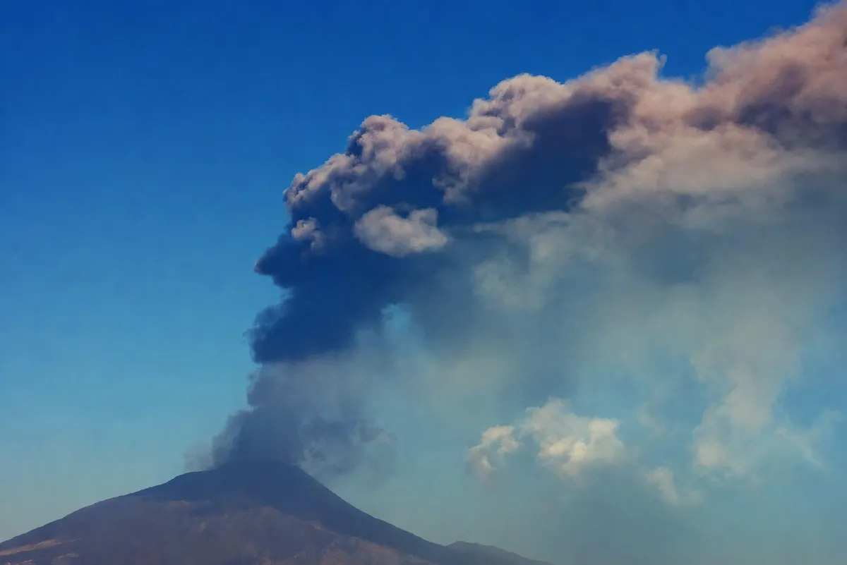 Etna ponovo pravi haos na Siciliji: Obustavljeni dolasci na aerodrom u Kataniji