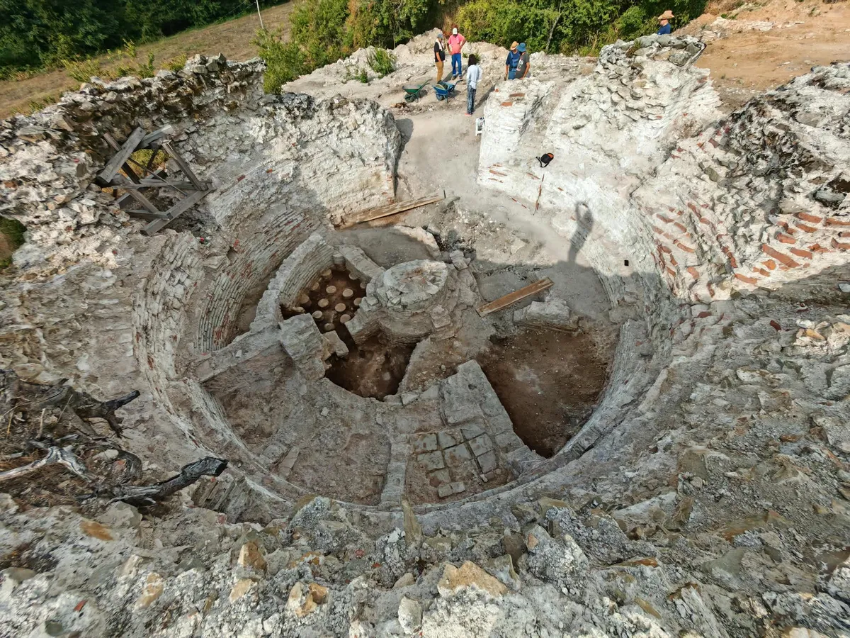Jedinstveno arheološko otkriće na Šarkamenu: Carsko kupatilo skriveno u kuli rimske palate
