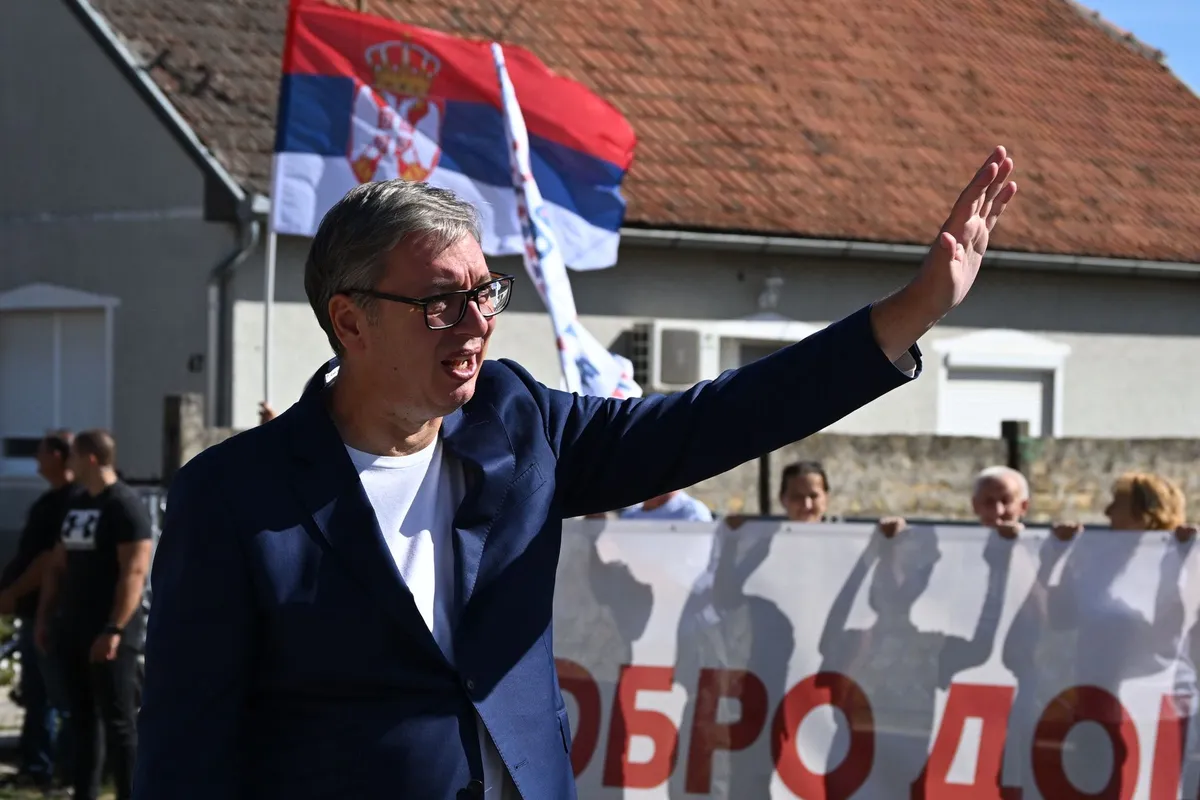 Vučić krenuo svojom „škodom“ u predizbornu kampanju: Pecao, pevao Tomu Zdravkovića, „krstio“ psa i naručio pivo „na svoj račun“ u lokalnoj kafani