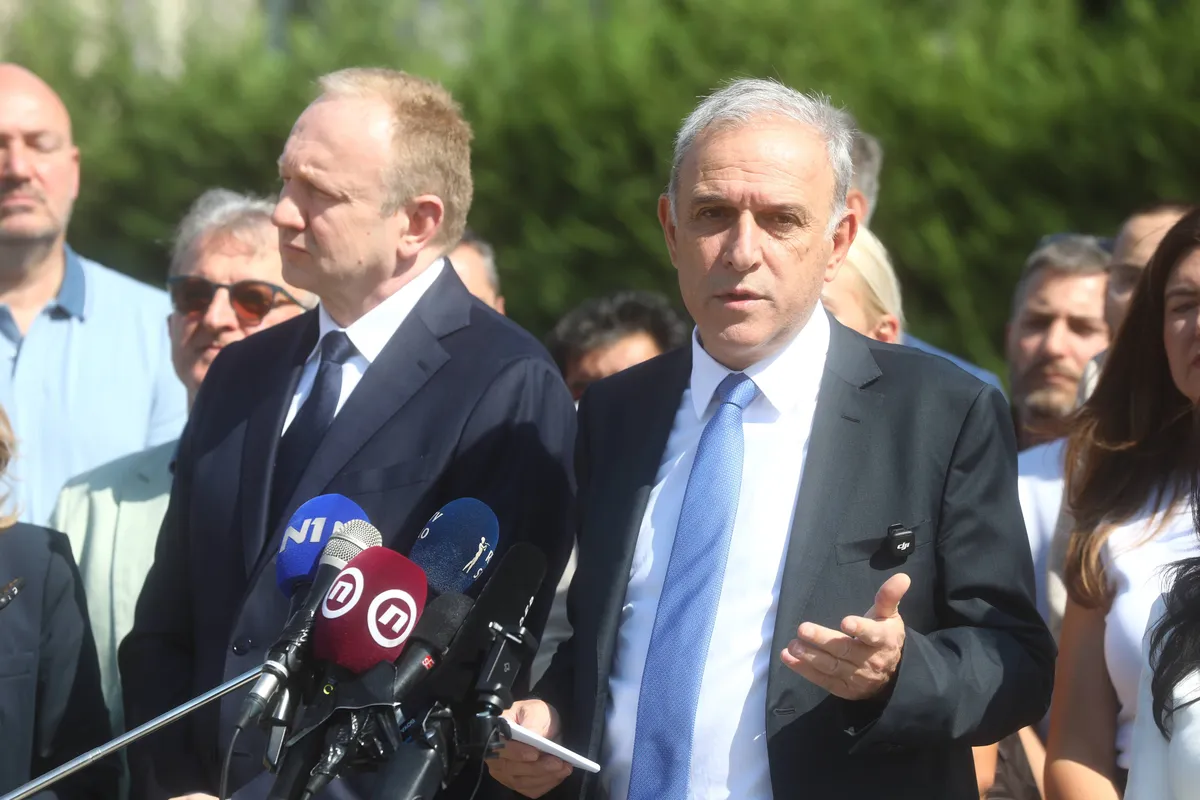 Predsednik i većina članova odbora Srbija centra (SRCE) u Užicu podneli ostavke