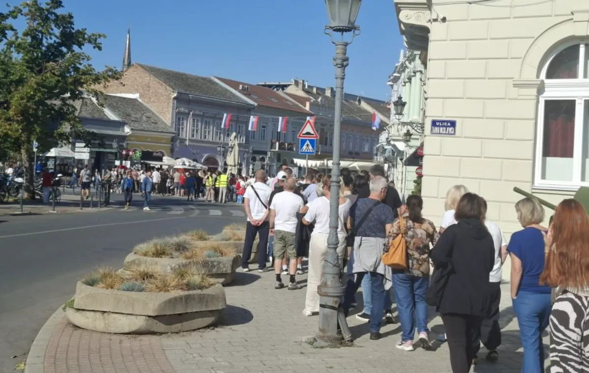 Dirljiva slika stiže iz Novog Sada: Satima čekaju i uglas pevaju