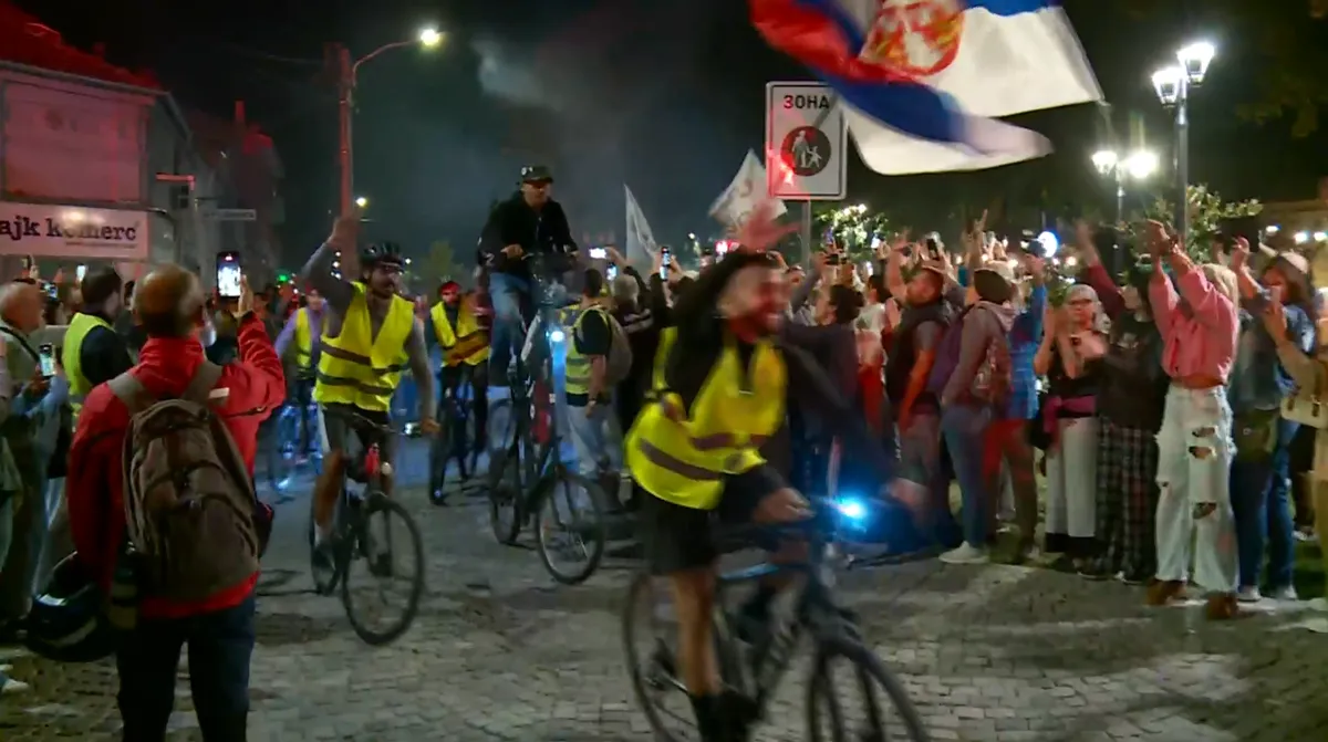 Arhiv javnih skupova: Koliko je ljudi bilo na dočeku studenata, a koliko na skupu pristalica SNS-a u Nišu