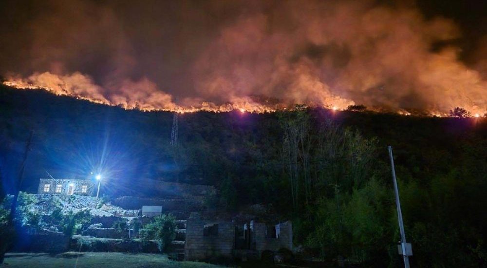 Požari kod Nikšića aktivni na više lokacija: Vatra se približila kućama