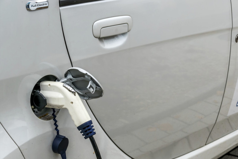 Greška koja ga je skupo koštala: Punio je automobil pola sata, a dobio račun od 14.000 evra
