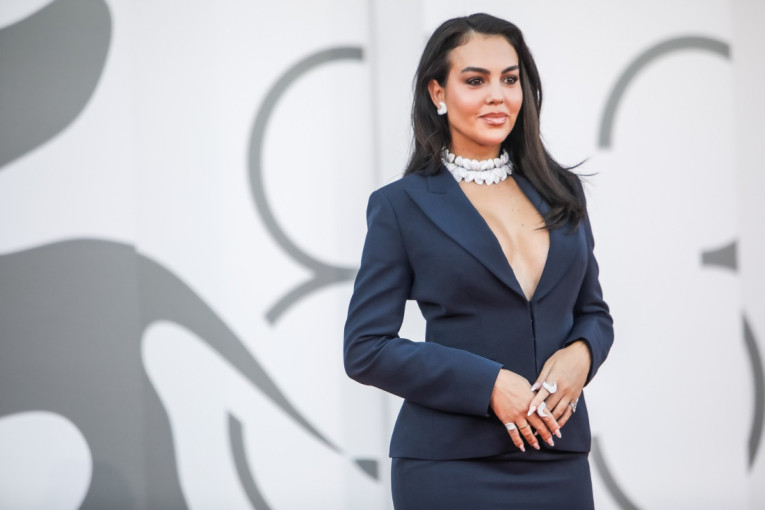 Od smelog izdanja do elegantnog kompleta: Georgina Rodrigez napravila veliki modni zaokret u Veneciji (FOTO)
