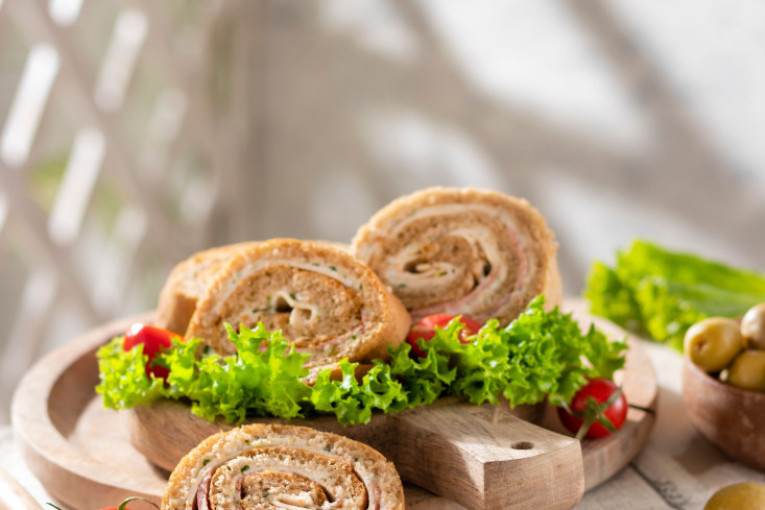 Recept dana: Slani rolat od gotovih kora, jednostavno predjelo koje će upotpuniti svaku trpezu