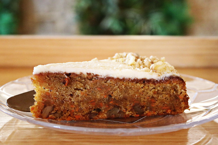Recept dana: Torta od šargarepe koja ostaje sočna danima, a tajna je u posebnom prelivu