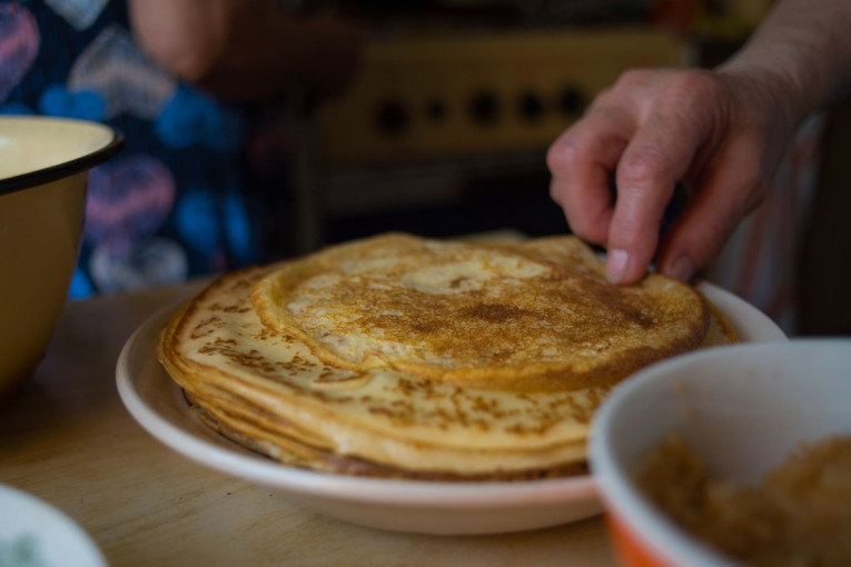 Recept dana: Tanke ruske palačinke koje se tope u ustima, a tajna je u pravilu sa tri čaše