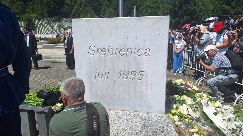 Američki kongresmeni Marfi i Vizi danas u Potočarima odali poštu srebreničkim žrtvama – Svet