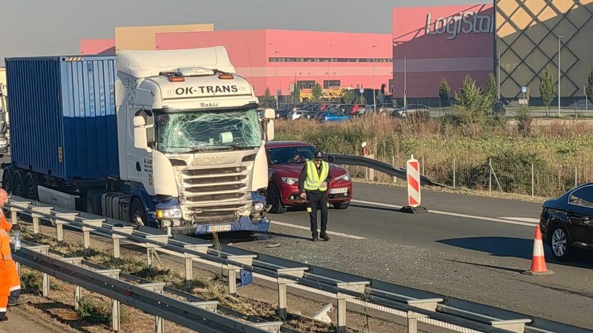 Karambol na autoputu kod Pećinaca: Sudarilo se više vozila, gužve u oba smera (foto)