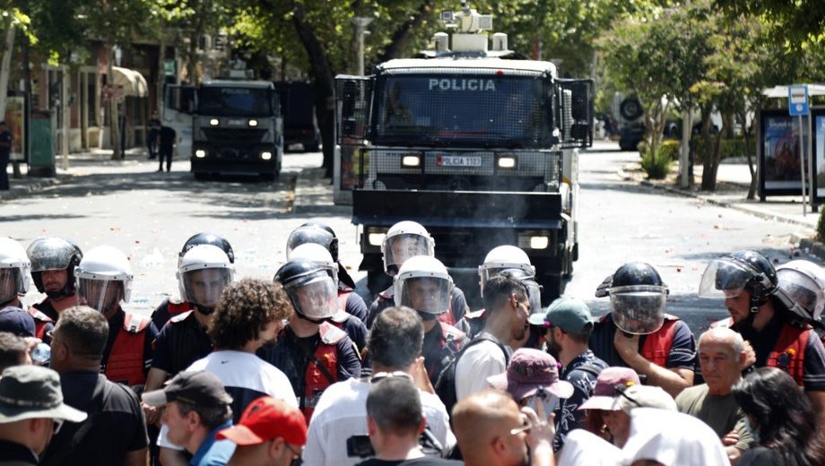 Vodeni topovi i desetine hiljada studenata: Tokom protesta u Tirani zapaljena zgrada Vlade i dve banke – Region