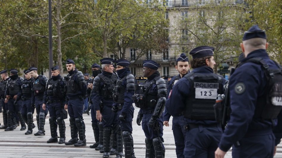 „Makrone, podnesi ostavku! Le Pen u zatvor“: Protesti širom Francuske, uhapšeno 135 osoba, raspoređeno 70.000 policajaca – Svet
