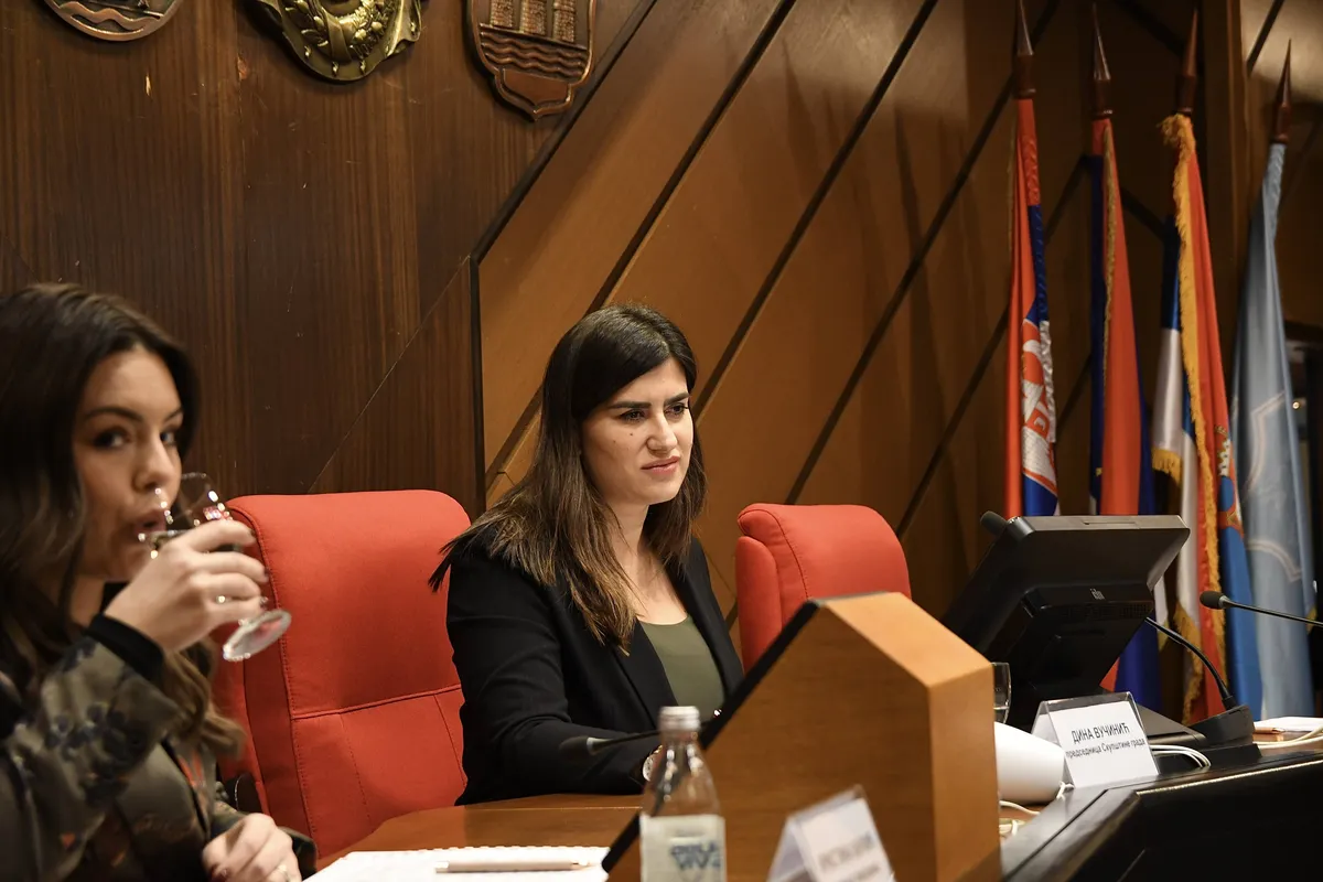 Predsednica novosadske Skupštine Dina Vučinić tvrdi da joj je nepoznati muškarac pretio smrću