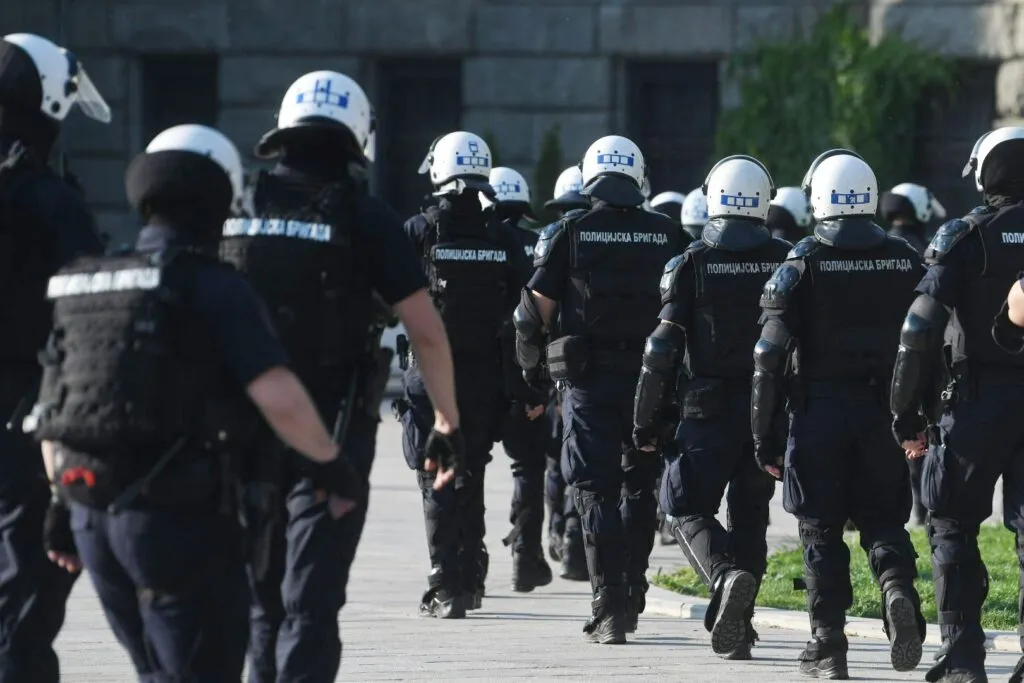 Veliki broj policije pristiže u Beograd pred studentski skup na Slaviji VIDEO