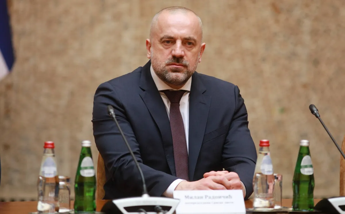 EU zabrinuta zbog pojavljivanja Radoičića na skupu SNS: Srbija mora da ga uhapsi bez odlaganja